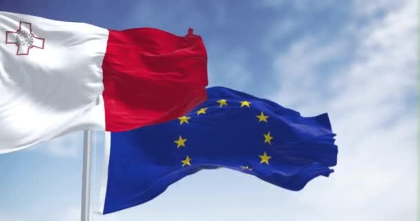 在晴朗的日子里 马耳他和欧盟的旗帜在风中飘扬 马耳他于2004年5月成为欧盟成员国 无缝3D渲染动画 慢动作回圈飘扬的旗帜 — 图库视频影像