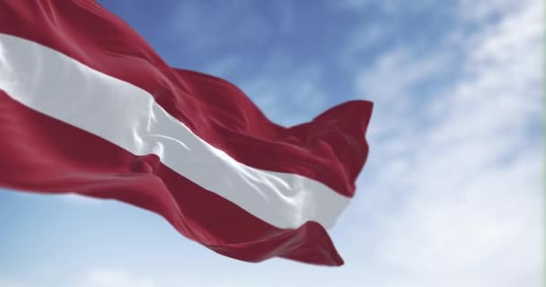Letonya Cumhuriyeti Ulusal Bayrağı Açık Bir Günde Rüzgarda Dalgalanıyor Ortasında — Stok video
