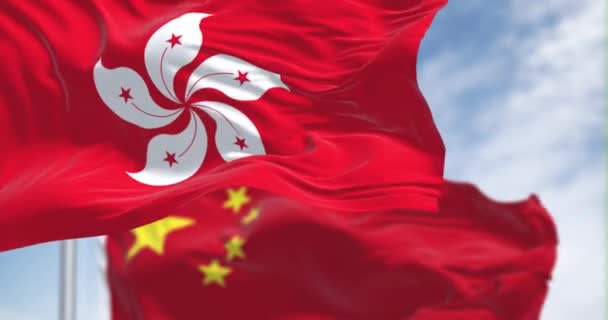 香港と中国の旗は晴れた日に風を振る 香港は中国の都市であり 特別行政区である シームレス3Dレンダリングアニメーション スローモーションループ 選択的なフォーカス — ストック動画