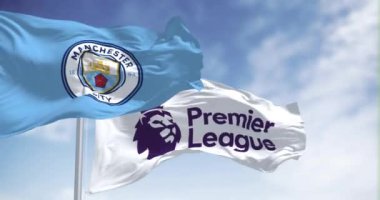 Manchester, İngiltere, 10 Eylül 2023: Manchester City ve Premier Lig bayrakları açık bir günde el sallıyor. Kusursuz 3 boyutlu animasyon. Yavaş çekim döngüsü. Seçici odaklanma. Sallanan bayrak