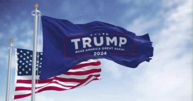 Arlington, ABD, 22 Ekim 2023: Donald Trump 2024 başkanlık kampanyası bayrağı Amerikan bayrağıyla birlikte dalgalanıyor. 2024 ABD başkanlık seçimi. Kusursuz 3 boyutlu animasyon. Yavaş çekim döngüsü