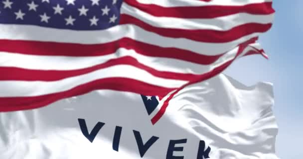 ワシントンD 10月21日2023 ヴィヴェク ラマスワミー2024旗がアメリカの国旗を振っている 共和党予備選挙 シームレス3Dレンダリングアニメーション スローモーションループ 選択的なフォーカス — ストック動画