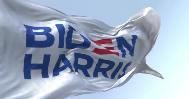 2023年10月22日 美国华盛顿特区 拜登哈里斯2024年总统竞选活动的旗帜在晴朗的日子飘扬 无缝3D渲染动画 慢动作回圈有选择的重点 飘扬的旗帜 — 图库视频影像