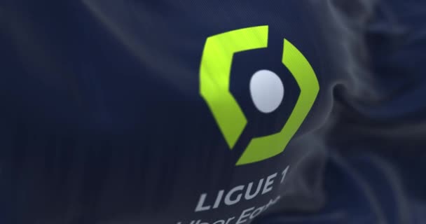 7月15日 2023年 リグ1号のフラッグ ウィングの閉鎖 男子サッカークラブのフランスのプロリーグ シームレス3Dレンダリングアニメーション スローモーションループ 選択的な焦点 ウィングフラッグ — ストック動画