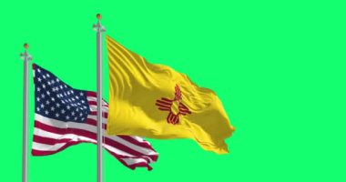 New Mexico eyalet bayrağı yeşil ekranda izole edilmiş ulusal Amerikan bayrağıyla dalgalanıyor. Kusursuz 3D canlandırma animasyonu. Krom anahtar. Yavaş çekim döngüsü. 4 bin. Seçici odak
