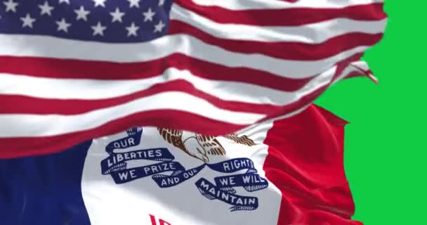 Крупный План Флага Штата Айова Размахивающего Ветром Американским Национальным Флагом — стоковое видео
