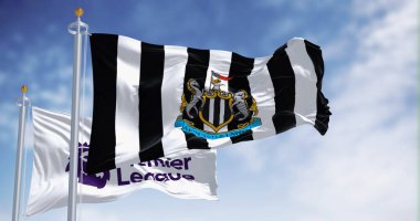 Newcastle, İngiltere; 14 Eylül 2023: Newcastle Futbol Kulübü ve Premier Lig bayrakları açık bir günde birlikte sallanıyor. İllüstrasyon 3d illüstrasyon canlandırması. Kanat çırpan kumaş. Seçici odak