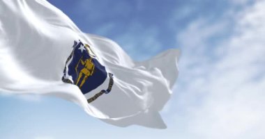 Massachusetts eyalet bayrağı açık bir günde ulusal Amerikan bayrağıyla rüzgarda sallanıyor. Kusursuz 3 boyutlu animasyon. Yavaş çekim döngüsü. Seçici odaklanma. Sallanan bayrak