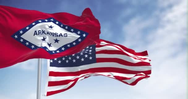 Bandeiras Arkansas Dos Eua Acenam Juntas Simbolizando Unidade Estatal Nacional — Vídeo de Stock