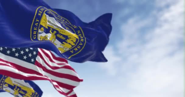 ネブラスカ州の国旗は 広大な青空の下の波 国家の誇りと歴史のシンボルで飾られています シームレス3Dレンダリングアニメーション スローモーションループ 選択的なフォーカス — ストック動画