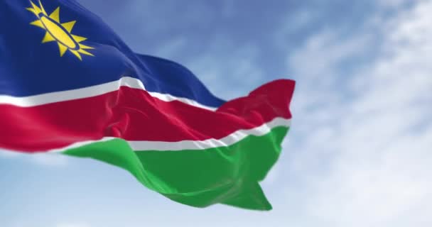 Bandeira Nacional Namíbia Acenando Dia Claro Listras Azuis Sol Amarelo — Vídeo de Stock