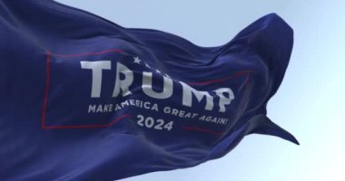Arlington, ABD, OKT. 21 2023: Donald Trump seçim kampanyası bayrağı dalgalanması. 2024 ABD başkanlık seçimi. Kusursuz 3 boyutlu animasyon. Yavaş çekim döngüsü. Sallanan bayrak
