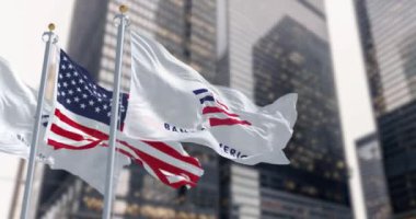 New York, ABD, 10 Kasım 2023: Bank of America ve Amerikan bayrakları finans bölgesinde dalgalanıyor. Kusursuz 3 boyutlu animasyon. Yavaş çekim döngüsü. Seçici odaklanma. Sallanan bayrak