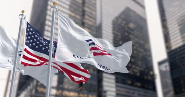 ニューヨーク アメリカ 11月10日2023日 金融地区で振る舞うアメリカ銀行とアメリカの国旗 シームレス3Dレンダリングアニメーション スローモーションループ 選択的な焦点 ウィングフラッグ — ストック動画