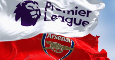 Londra, İngiltere, 18 Temmuz 2023: Arsenal Futbol Kulübü ve Premier Lig bayrakları açık bir günde dalgalanıyor. Resimli 3d illüstrasyon canlandırması. Dalgalı Kumaş. Seçici odak