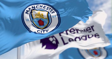 Manchester, İngiltere, 10 Eylül 2023: Manchester City ve Premier Lig bayrakları açık bir günde el sallıyor. İllüstrasyon 3d illüstrasyon canlandırması. Dalgalı kumaş. Sallanan bayrak