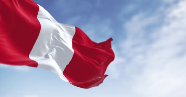 ペルーの国旗が晴れた日 2つの赤いアウターバンドと1つの白いミドルバンドで構成される垂直トライバンド シームレス3Dレンダリングアニメーション スローモーションループ 選択的なフォーカス — ストック動画