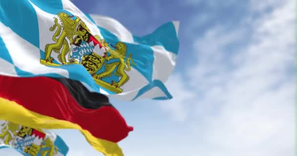 晴朗的天气里 巴伐利亚国旗飘扬着德国国旗 巴伐利亚是德国东南部的一个州 无缝3D渲染动画 慢动作回圈有选择的重点 飘扬的旗帜 — 图库视频影像