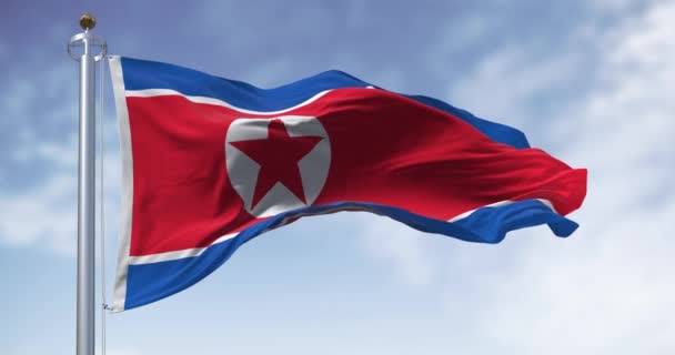 北朝鮮の国旗は晴れた日に風を吹いている 星と青の白い縞が付いている赤い旗 シームレス3Dレンダリングアニメーション スローモーションループ ウィングフラッグ — ストック動画