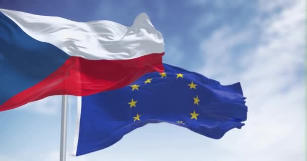 チェコ共和国の国旗は 明確な日に欧州連合の旗で風を振っています シームレス3Dレンダリングアニメーション スローモーションループ ウィングフラッグ — ストック動画
