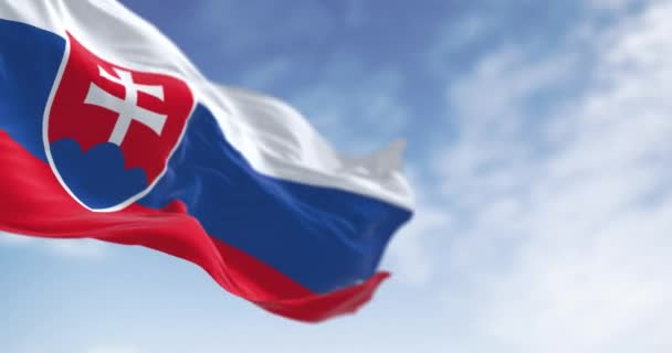 Großaufnahme Der Slowakischen Nationalflagge Die Einem Klaren Tag Geschwenkt Wird — Stockvideo