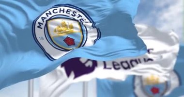 Manchester, İngiltere, 10 Eylül 2023: Manchester City ve Premier Lig bayrakları açık bir günde el sallıyor. Kusursuz 3 boyutlu animasyon. Yavaş çekim döngüsü. Seçici odaklanma. Sallanan bayrak