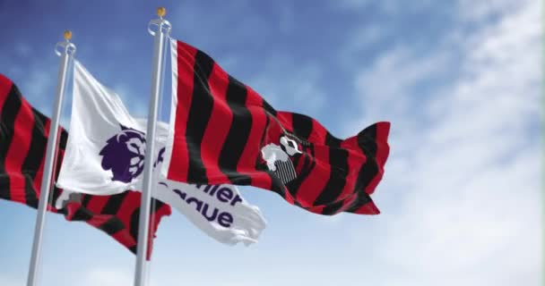 英国伯恩茅斯 2022年10月20日 Afc伯恩茅斯旗帜与英超旗帜在一个晴朗的日子挥动 无缝3D渲染动画 慢动作回圈有选择的重点 飘扬的旗帜 — 图库视频影像