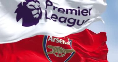 Londra, İngiltere, 18 Temmuz 2023: Arsenal Futbol Kulübü ve Premier Lig bayrakları açık bir günde dalgalanıyor. Kusursuz 3 boyutlu animasyon. Yavaş çekim döngüsü. Seçici odaklanma. Sallanan bayrak