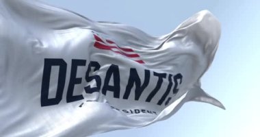 Tallahassee, ABD, 28 Nisan 2023: Ron DeSantis 2024 Cumhuriyetçi başkanlık seçim kampanyası bayrağı dalgalanması. Kusursuz 3 boyutlu animasyon. Yavaş çekim döngüsü. Sallanan bayrak