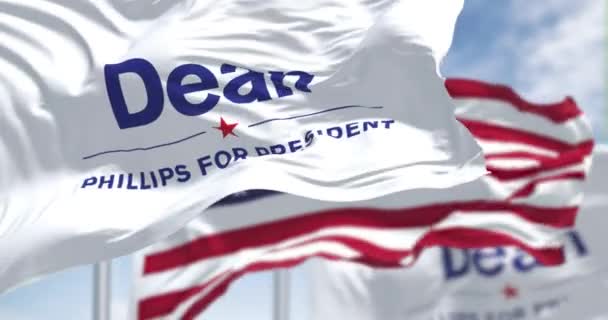 Excelsior Usa Okt 2023 Dean Phillips Valkampanjsflaggor Viftar Med Den — Stockvideo