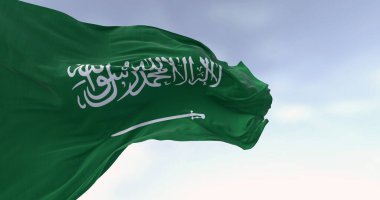 Suudi Arabistan ulusal bayrağı açık bir günde rüzgarda dalgalanıyor. Shahada 'lı yeşil alan ve Thuluth senaryosunda kılıç. Dalgalı kumaş. 3D illüstrasyon canlandırıcı. Dalgalanan kumaş