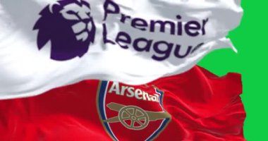 Londra, İngiltere, 18 Temmuz 2023: Arsenal Football Club ve Premier League bayrakları yeşil ekranda sallanıyor. Kusursuz 3D canlandırma animasyonu. Krom anahtar. Yavaş çekim döngüsü. 4 bin. Seçici odak