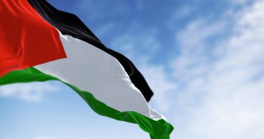 Filistin ulusal bayrağı açık bir günde dalgalanıyor. Solunda kırmızı üçgen olan üç siyah, beyaz, yeşil şerit. 3D illüstrasyon canlandırıcı. Seçici odaklanma. Yakın plan. Dalgalanan kumaş