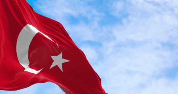 晴れた日に風を吹くトルコ国旗の閉鎖 白い三日月と星の赤い旗 シームレス3Dレンダリングアニメーション スローモーションループ 選択的な焦点 ウィングフラッグ — ストック動画