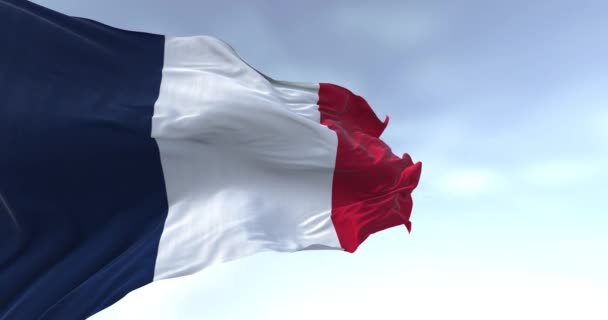 Κοντινό Πλάνο Της Εθνικής Σημαίας Της Γαλλίας Κυματίζει Μια Σαφή — Αρχείο Βίντεο