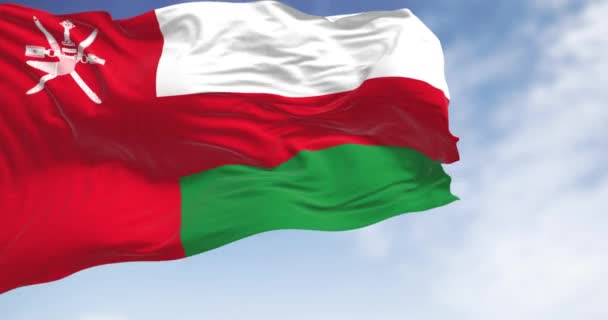 Bendera Nasional Oman Melambai Pada Hari Yang Cerah Garis Merah — Stok Video
