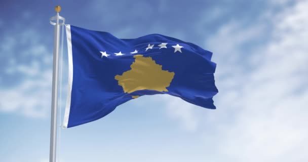 Bendera Nasional Kosovo Mengibarkan Pada Hari Yang Cerah Enam Bintang — Stok Video