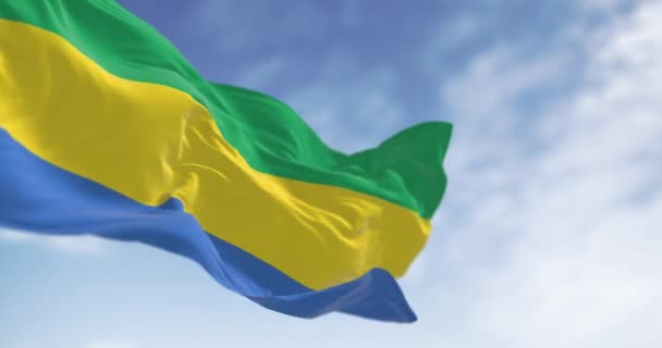 Flaga Narodowa Gabonu Macha Wietrze Pogodny Dzień Trzy Równe Pasy — Wideo stockowe