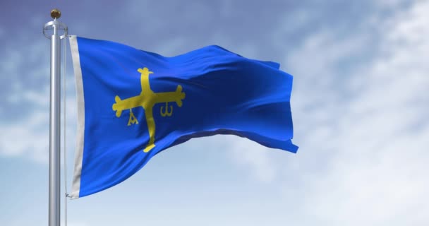 アストゥリアス国旗が晴れた日 スペイン北部の自治体 黄金の勝利のブルーは ホイスト側にシフトしました シームレス3Dレンダリングアニメーション スローモーションループ — ストック動画