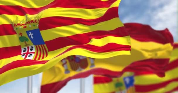 ธงอารากอนและธงสเปนโบกม อในสายลม อารากอนเป มชนอ ตโนม ในสเปนตะว นออกเฉ ยงเหน แอน เมช — วีดีโอสต็อก