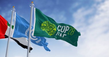 Dubai, BAE, 30 Kasım 2023: Açık bir günde COP28, UNFCCC ve BAE bayrakları dalgalanıyor. 3D illüstrasyon canlandırıcı. Seçici odaklanma. Dalgalanan kumaş