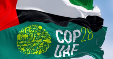 Dubai, BAE, 30 Kasım 2023: Açık bir günde COP28 ve BAE bayrakları dalgalanıyor. 3D illüstrasyon canlandırıcı. Seçici odaklanma. Dalgalanan kumaş