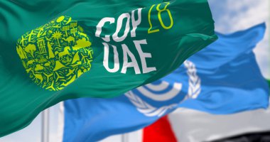Dubai, BAE, 30 Kasım 2023: Açık bir günde COP28, UNFCCC ve BAE bayrakları dalgalanıyor. 3D illüstrasyon canlandırıcı. Seçici odaklanma. Dalgalanan kumaş