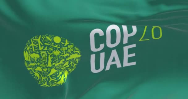 アラブ首長国連邦 ドバイ 11月30日2023 Cop28旗の掲示を閉じる シームレス3Dレンダリングアニメーション スローモーションループ ウィングフラッグ — ストック動画
