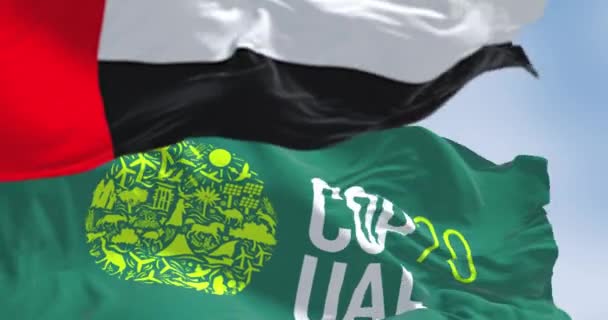 アラブ首長国連邦 ドバイ 11月30日2023日 Cop28とUaeの旗の閉鎖が明確な日を迎えました シームレス3Dレンダリングアニメーション スローモーションループ 選択的な焦点 ウィングフラッグ — ストック動画