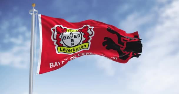 レバクセン 11月2日2023 バイエル レバクセンの旗は晴れた日に風を振っている シームレス3Dレンダリングアニメーション スローモーションループ ウィングフラッグ — ストック動画