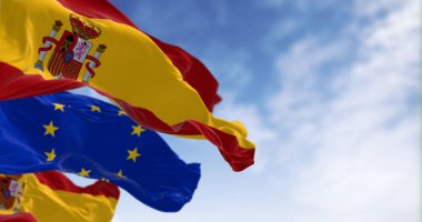 İspanya 'nın ulusal bayrakları açık bir günde Avrupa Birliği bayrağıyla dalgalanıyor. Uluslararası işbirliği. 3D illüstrasyon canlandırıcı. Dalgalı kumaş. Seçici odak