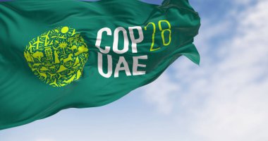 Dubai, BAE, 30 Kasım 2023: Açık bir günde COP28 bayrağının dalgalanması. Resimli 3d illüstrasyon oluşturucu.