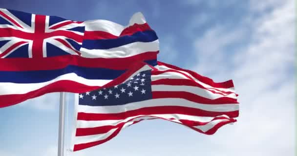 ハワイ州旗は明確な日にアメリカ合衆国の国旗を掲げている シームレス3Dレンダリングアニメーション スローモーションループ ウィングフラッグ — ストック動画