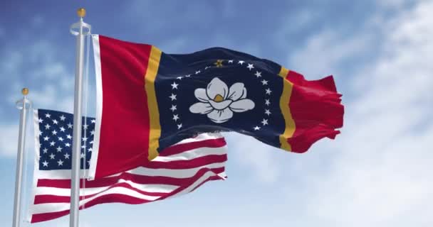 ミシシッピ州の国旗は 明確な日にアメリカの国旗を振っている マグノリア州 シームレス3Dレンダリングアニメーション スローモーションループ ウィングフラッグ — ストック動画